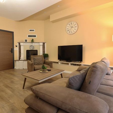 Midtown Prishtina Stays - Central Location Prishtine Bagian luar foto