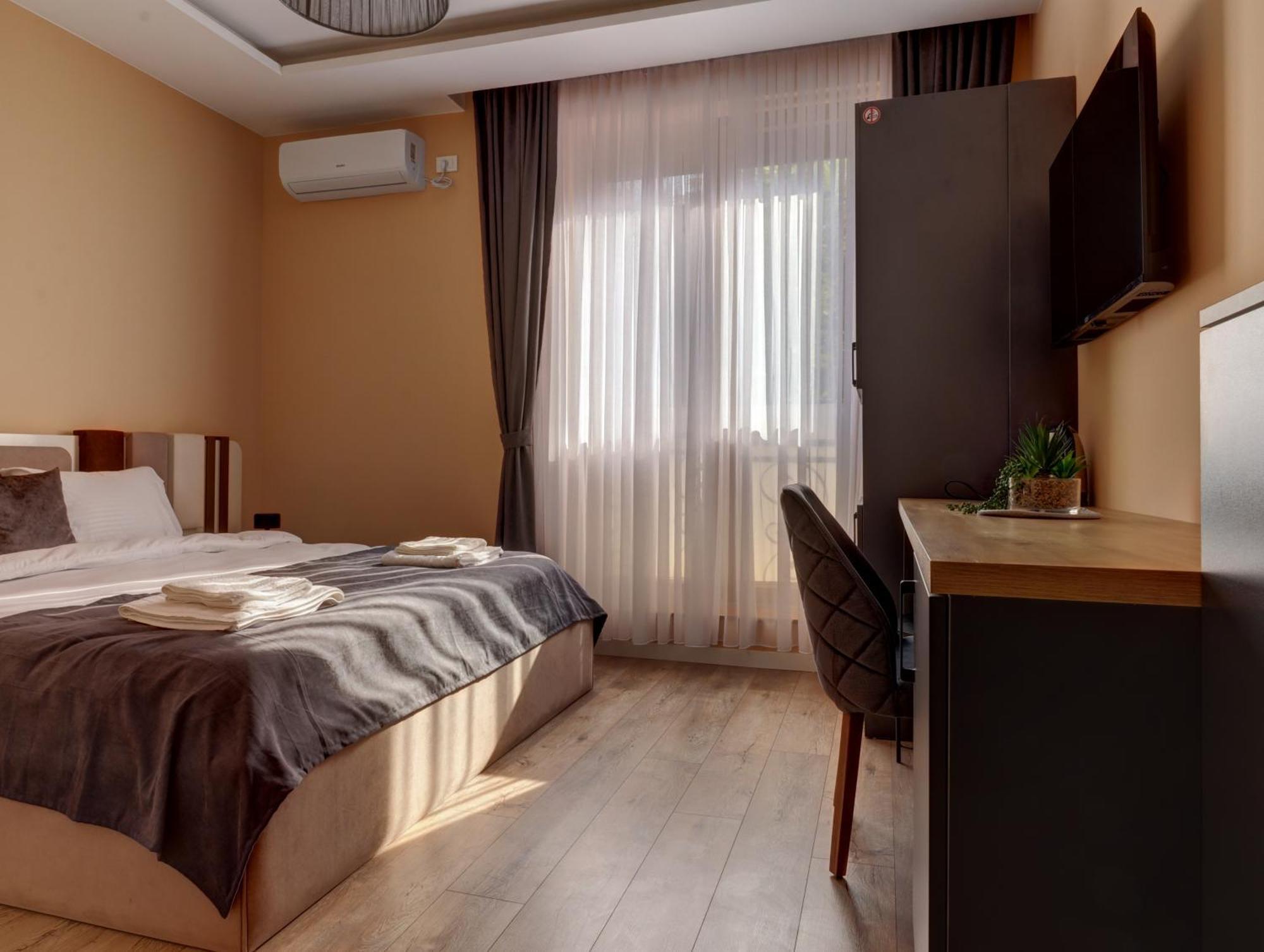 Midtown Prishtina Stays - Central Location Prishtine Bagian luar foto