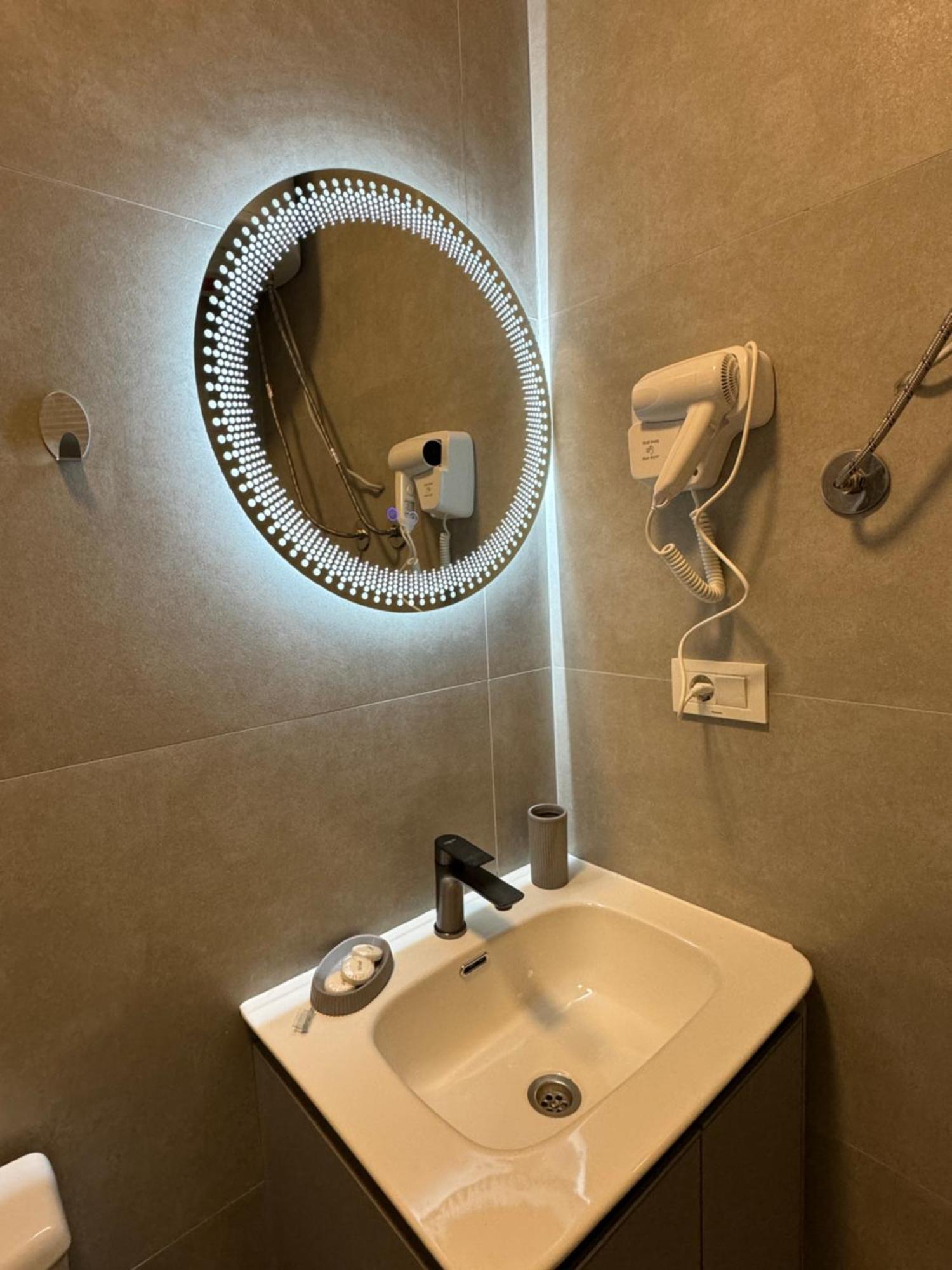 Midtown Prishtina Stays - Central Location Prishtine Bagian luar foto