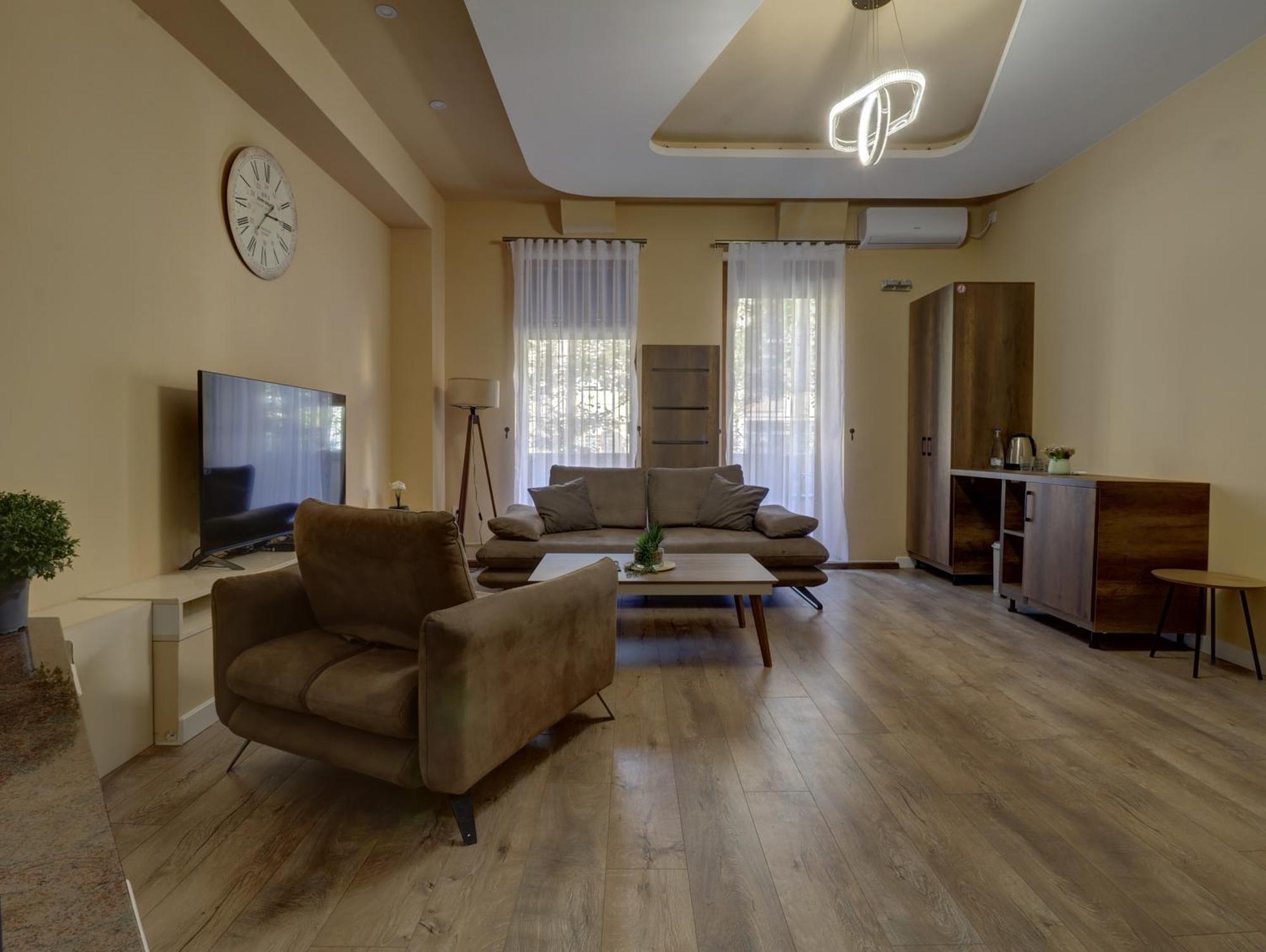 Midtown Prishtina Stays - Central Location Prishtine Bagian luar foto