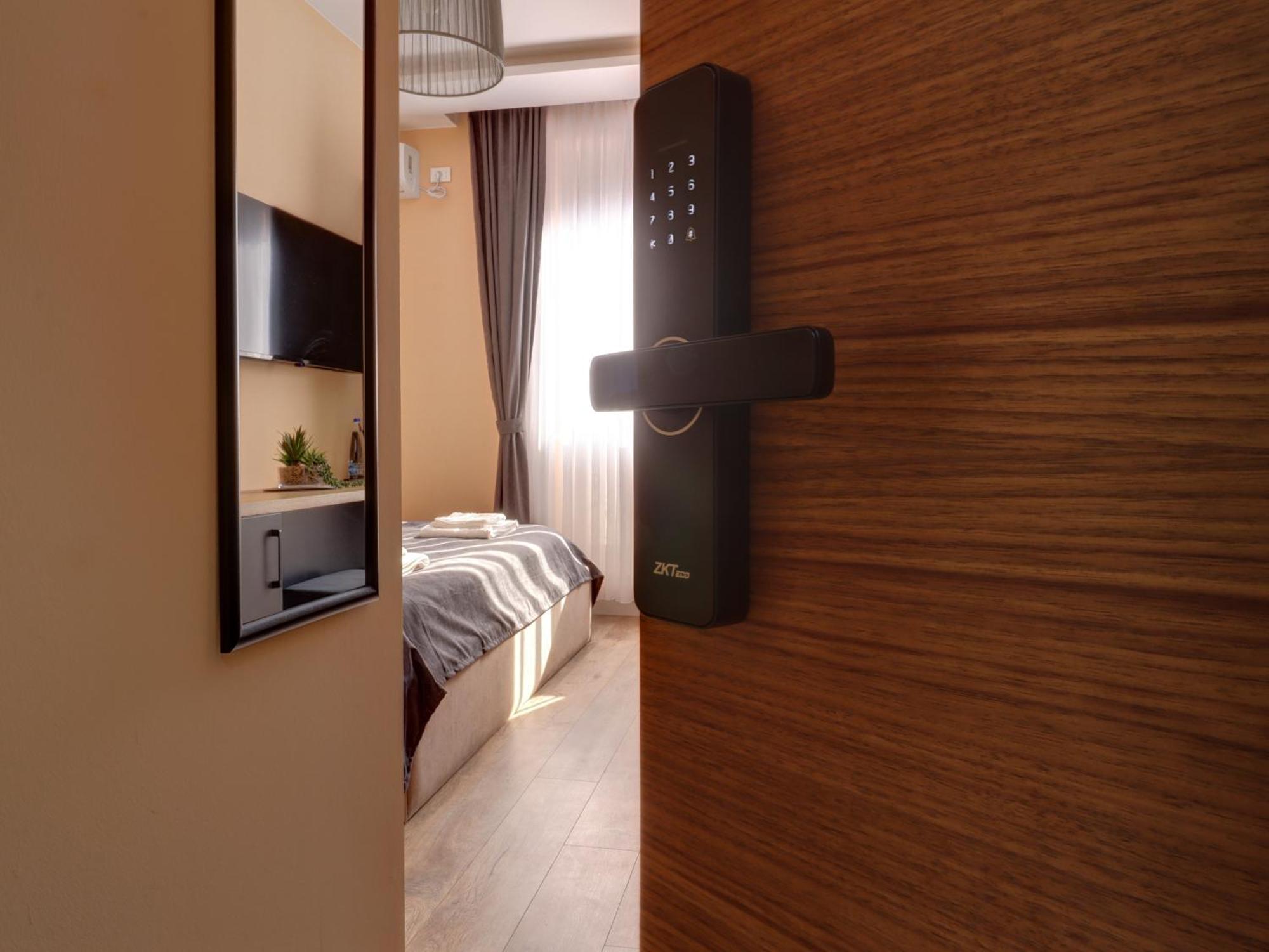 Midtown Prishtina Stays - Central Location Prishtine Bagian luar foto