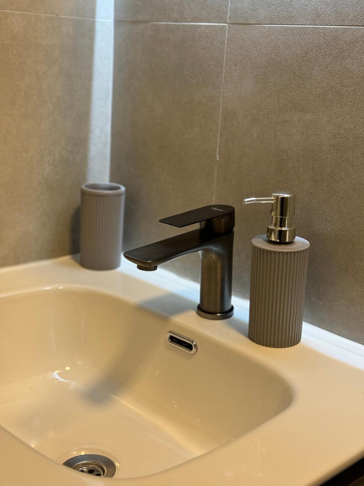 Midtown Prishtina Stays - Central Location Prishtine Bagian luar foto