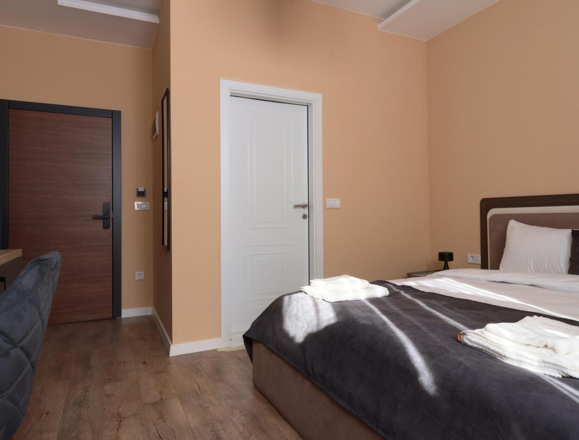 Midtown Prishtina Stays - Central Location Prishtine Bagian luar foto