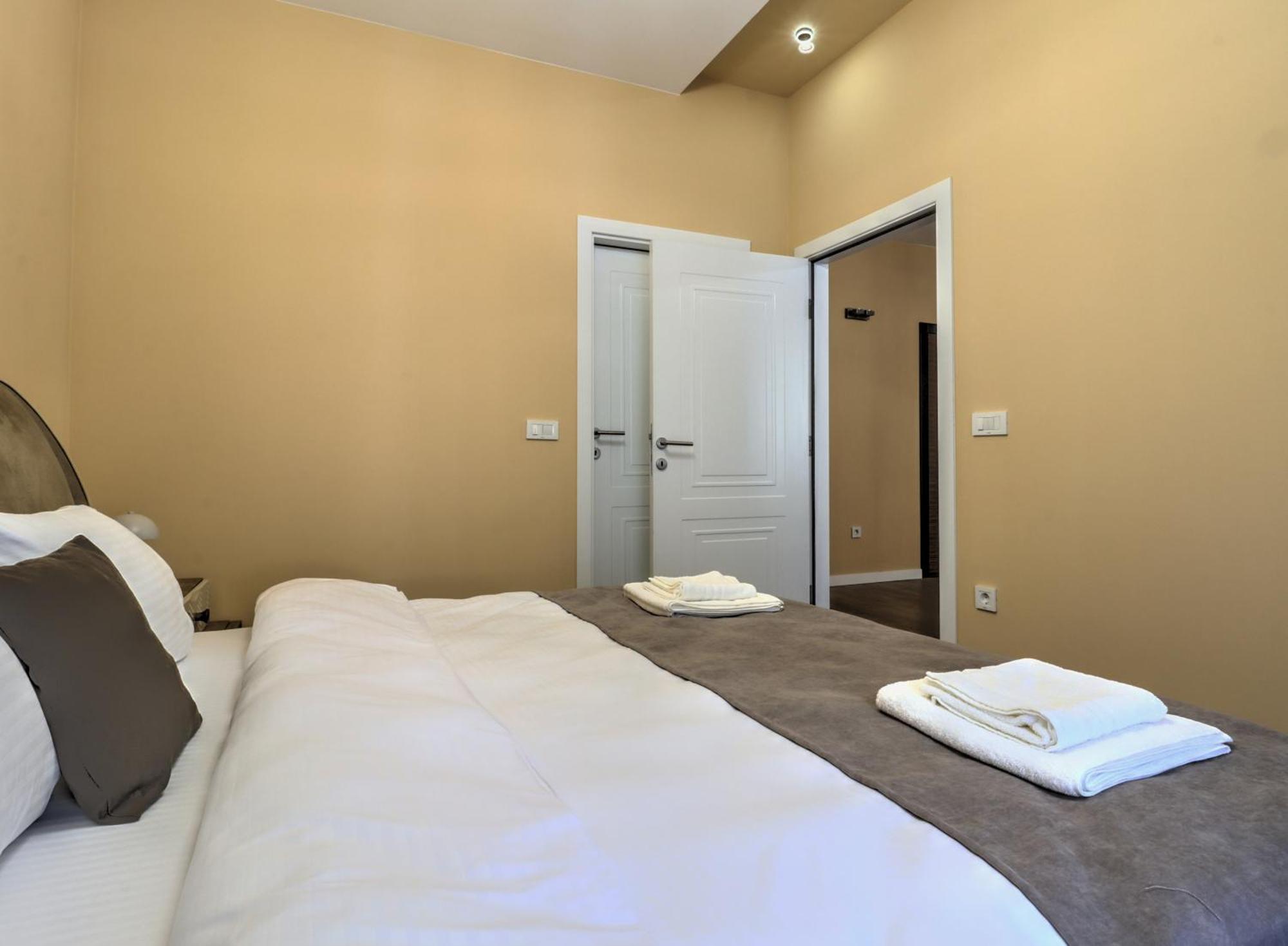 Midtown Prishtina Stays - Central Location Prishtine Bagian luar foto