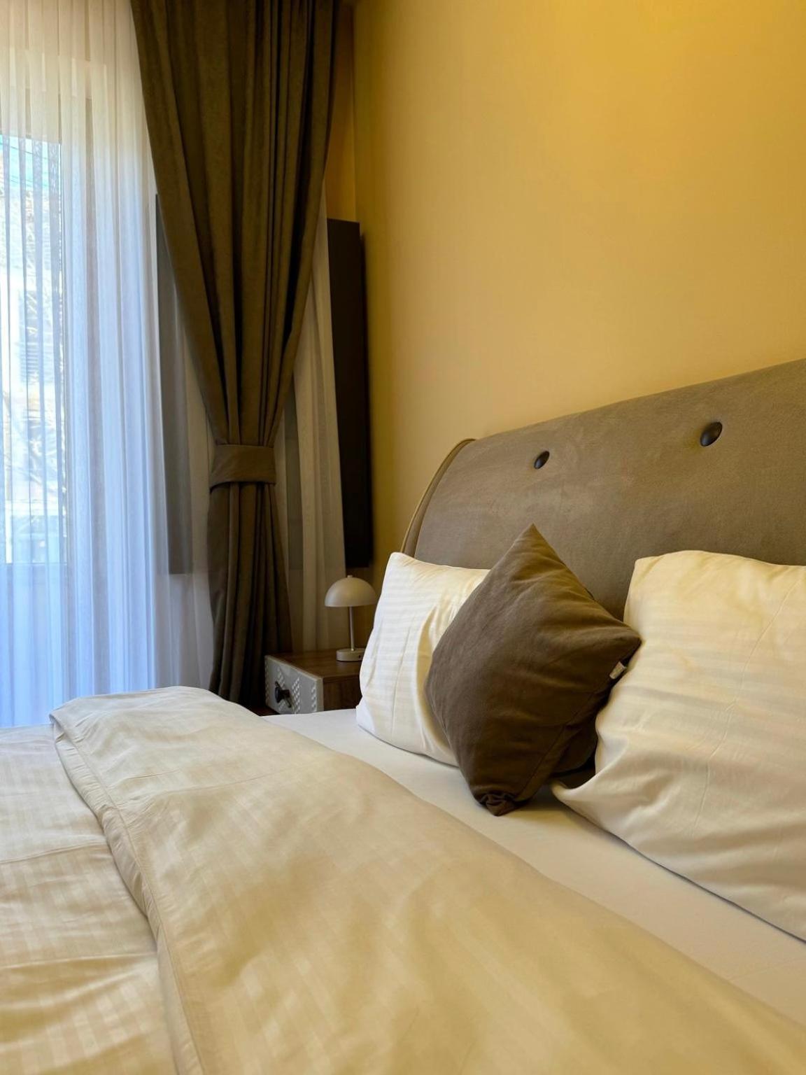 Midtown Prishtina Stays - Central Location Prishtine Bagian luar foto